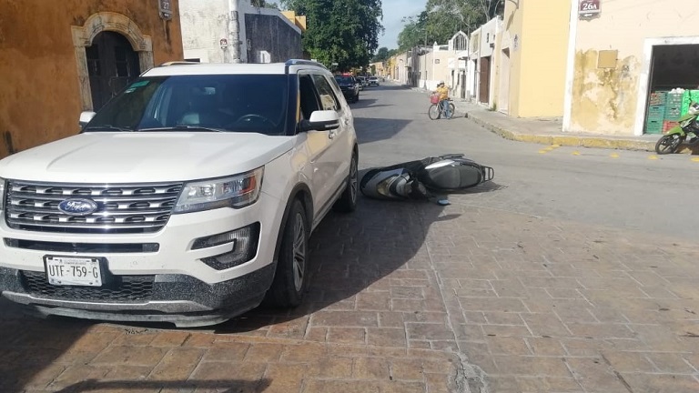 Se vuela el alto y atropella a motociclista en Izamal