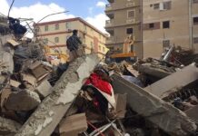 Mueren cinco personas tras derrumbe de un edificio en Egipto