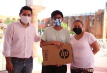 Entregan primeras computadoras y celulares a bajo costo en Tekax