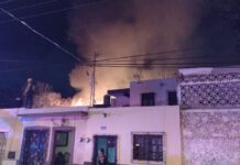 Bomberos se activan por incendio en carpintería del centro de Mérida