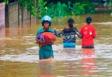 Deslaves por lluvias dejan al menos 44 muertos en Indonesia