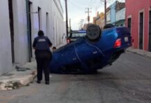 Mañanero choque en Mérida; Beat acaba llantas arriba