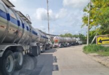 Combustible subiría un peso por bloqueo de pipas en Pemex