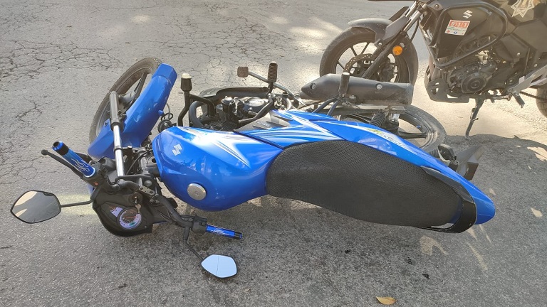 No respeta el alto y se le estampa motociclista en Valladolid