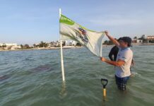 Instalan banderas para advertir de rocas marinas en la costa yucateca