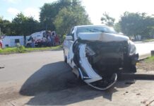 Desbarata su auto al chocar contra un poste al oriente de Mérida