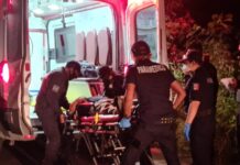 Rama se le atora a joven madre, cae de la moto y muere atropellada