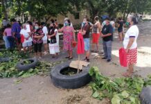 Hartos de la falta de luz, bloquean calles de Mérida con ramas y llantas