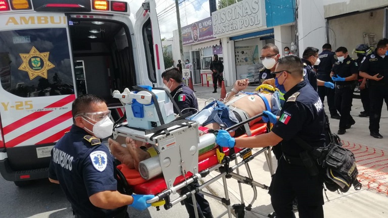 Pintor recibe descarga eléctrica y cae de una altura de seis metros