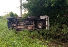 Le patinan las llantas y vuelca en carretera de Yucatán