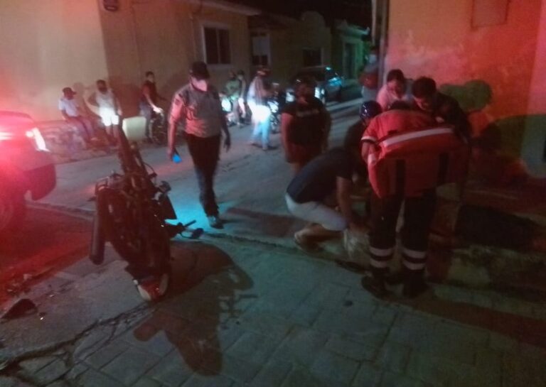 Por despistado se vuela un alto y 'prende' a motociclista en calles de ...