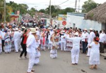 ¿Y la sana distancia? Miles asisten al tradicional convite en Tizimín
