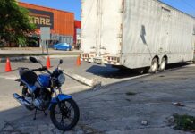 Motociclista se enreda con cables y derrapa en la colonia Obrera