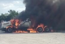 Tremendo incendio de tráiler cuando descargaban reses al oriente de Yucatán