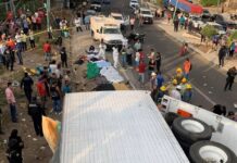 Mueren 55 migrantes tras accidente de tráiler en Chiapas
