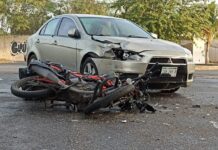 Va de prisa a la guardería y atropella a motociclista en Ciudad Caucel