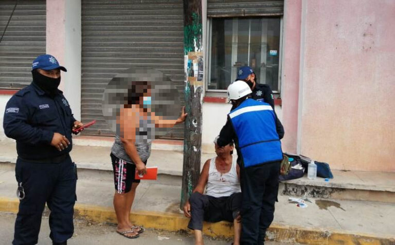 Ebrio cruza la calle, lo atropellan y se niega a ir al hospital
