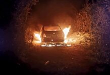 Se le achicharra el Jetta en la carretera federal Mérida-Valladolid