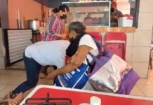 Mesero discrimina y agrede a abuelita en Buctzotz