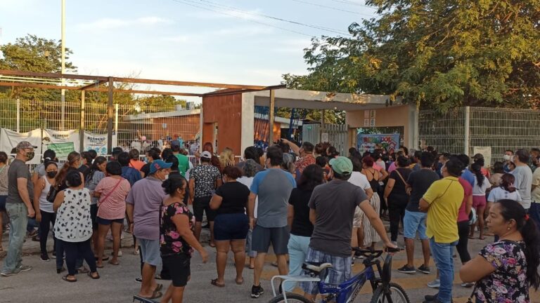 Miles de estudiantes yucatecos regresaron a clases