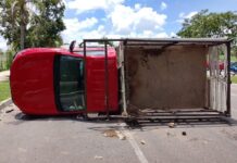 Intenta rebasar y vuelca en Los Héroes