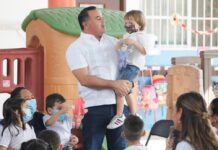 Renán y su esposa Diana pasan el día con niños del Cendi de Juan Pablo II