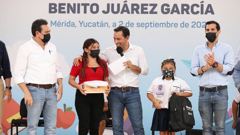 Dosal Vila Dosal continúa entregando uniformes y útiles escolares
