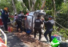 Médicos buscan salvar a menor tras accidente en la Mérida-Cancún