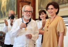 Galardonan con la Medalla Yucatán al dramaturgo José Ramón Enríquez