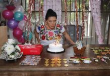 Pionera de venta de ropa bordada en Kimbilá festeja cumpleaños