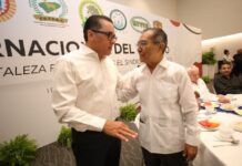 «Apapacho» político de la CROC al presidente del Congreso del Estado