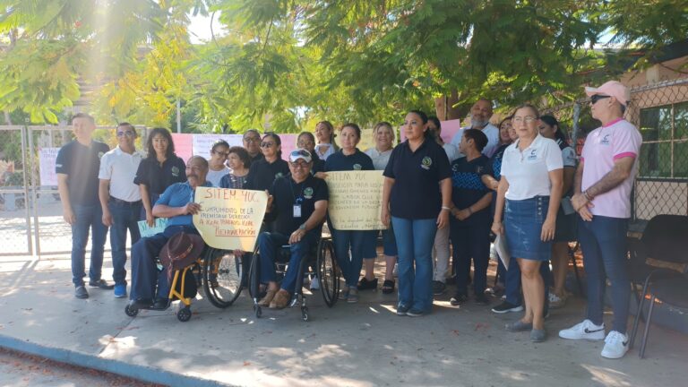 Paro de docentes deja a miles de estudiantes sin clases