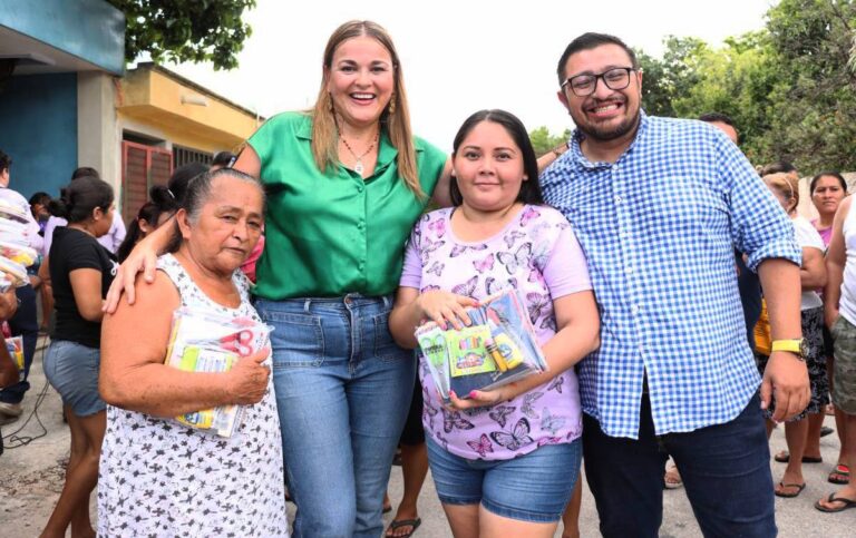Útiles escolares entrega Cecilia Patrón