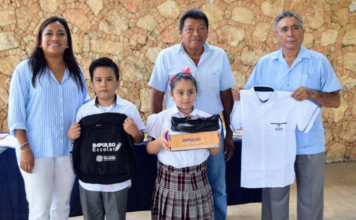 Paquetes escolares para estudiantes de Halachó y Maxcanú