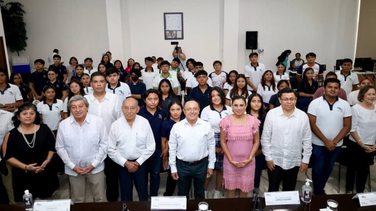 Alumnos participan en coloquio por el bicentenario del Congreso