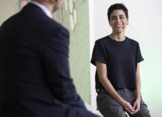 Sofía Auza debuta con 'Adolfo'