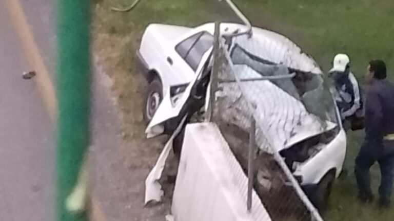 Grave accidente en periférico; Tsuru se estrella en puente peatonal