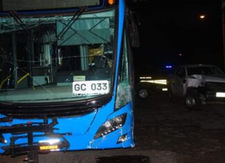 Accidente por ignorar alto involucra a unidad del Va y Ven