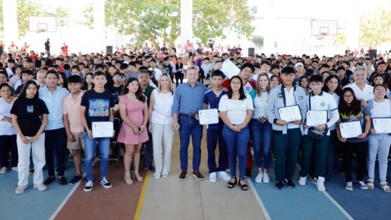 Entrega de certificados de becas para cursos propedéuticos
