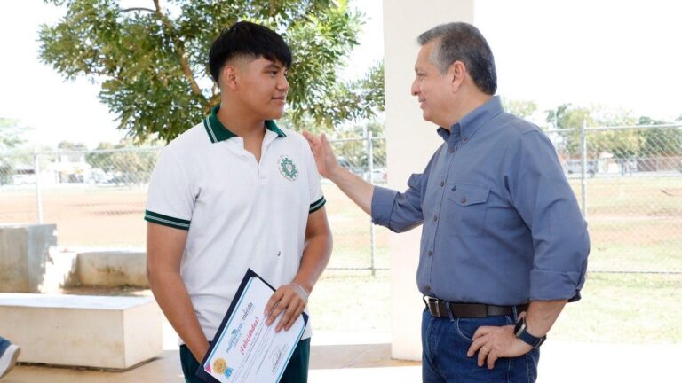 Entrega de certificados de becas para cursos propedéuticos