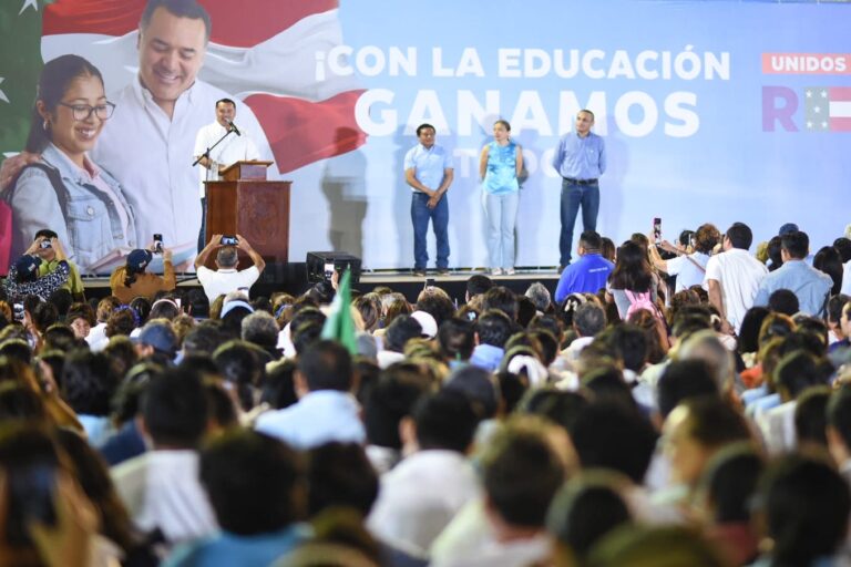 Miles de maestros arropan a Renán Barrera Concha