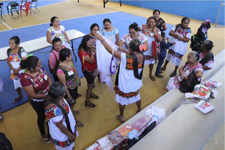 Capacitan a artesanas de Yaxcabá en diseño de modas