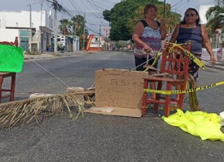 Vecinos bloquean calles por falta de electricidad