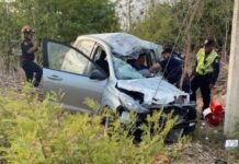 Queda prensado tras chocar con poste en Periférico de Mérida Queda prensado tras chocar con poste en Periférico de Mérida