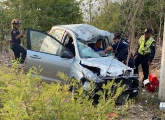 Queda prensado tras chocar con poste en Periférico de Mérida