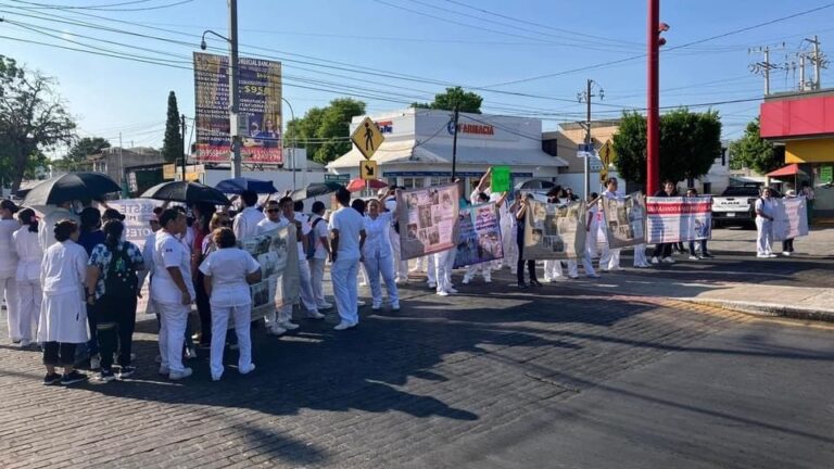 Personal del ISSSTE cierra calles y exige mejores condiciones laborales