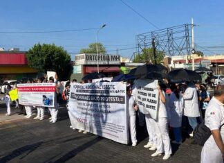 Personal del ISSSTE cierra calles y exige mejores condiciones laborales