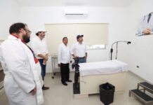 Habitantes de Manรญ con Centro de Salud remodelado
