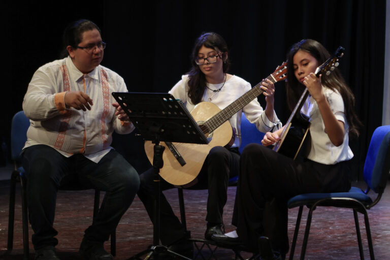 Primeros graduados del Centro Municipal de Música