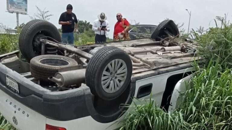 Conductor sobrevive a aparatosa volcadura en la Mérida-Progreso